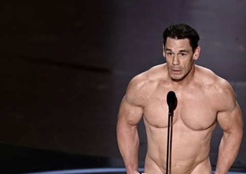 John Cena sobe pelado no palco para dar Oscar de melhor figurino