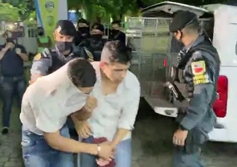 Dupla é presa suspeita de realizar arrastão com moto roubada em Manaus