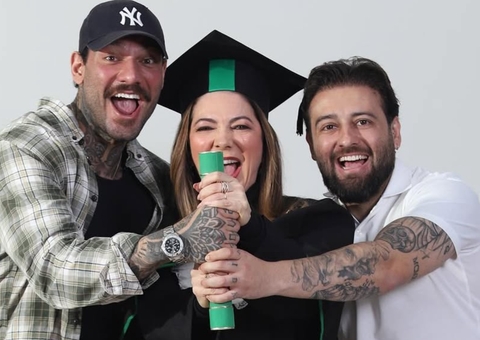 Mãe de Lucas Lucco se forma na faculdade e ganha homenagem do cantor 