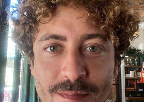 Jesuíta Barbosa posta foto pelado na praia; veja