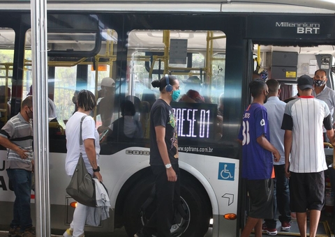 Gasolina mais cara faz pessoas trocarem carro por ônibus, mostra estudo