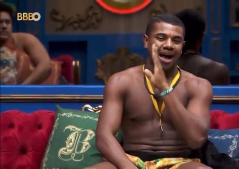 Bia grita descontroladamente e Davi dispara: “criancinha, vai fazer seu VT”