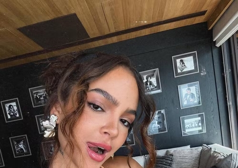 Mel Maia dá close em bumbum de fio-dental e incendeia web