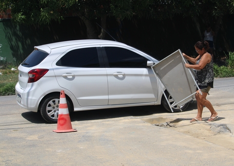 Revoltada, mãe arranca placa de obra da Águas de Manaus após bloqueio de rua