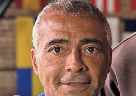 Romário faz transplante capilar e exibe resultado 