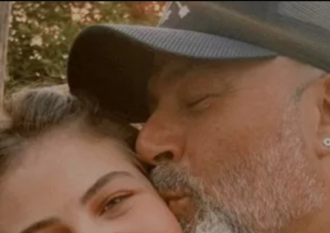 Filha de Mingau faz vídeo com baixista no hospital