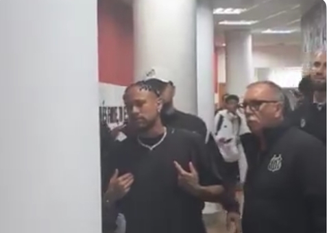 Neymar discute com jornalista após ser chamado de “vacilão”; vídeo 