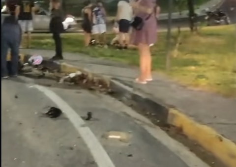 Carro faz manobra brusca e é atingido por casal em moto na Avenida das Torres