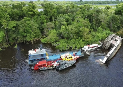 Barco que pegou fogo no Rio Negro estava irregular, diz Capitania