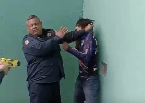 Homem é imobilizado com arma de choque após dar soco em guarda municipal de Manaus; vídeo 