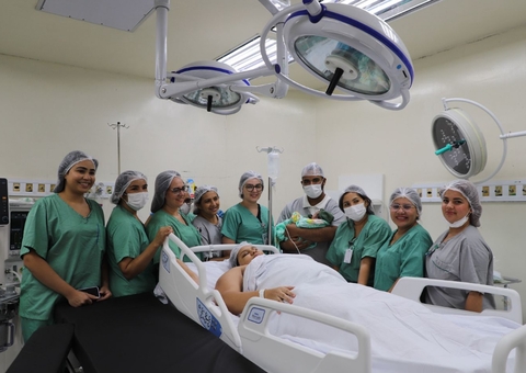 Primeiro bebê de 2026 nasce logo após a virada do ano em Manaus