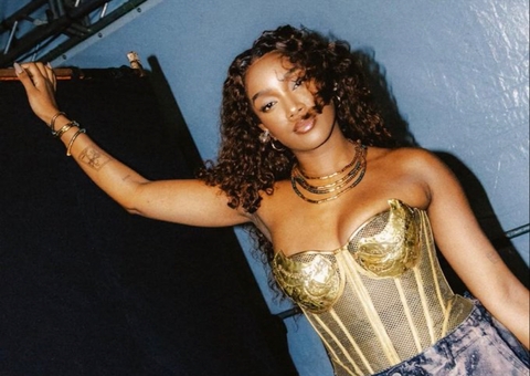 Iza é vista de mãos dadas com ator João Vitor Silva em Copacabana