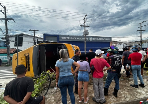 Micro-ônibus 'Amarelinho' tomba após desviar de pedestres na Av. Autaz Mirim