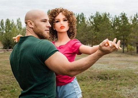 Bodybuilder casa com duas bonecas sexuais e compartilha rotina na web