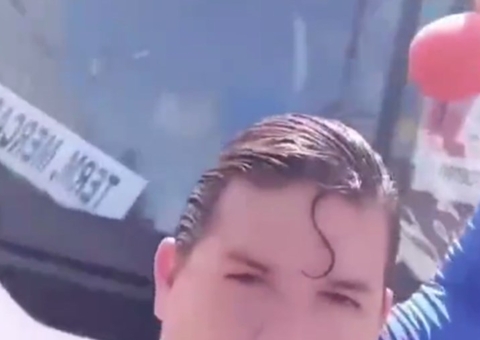 Homem vestido de superman é atropelado por ônibus durante vídeo; assista