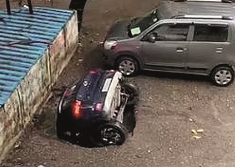 Imagens mostram carro sendo engolido por buraco 