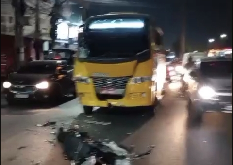 Motociclista freia para pedestre e causa acidente com dois Amarelinhos em Manaus