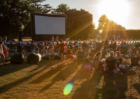 Com ajuda de custo de até R$ 8 mil, projeto 'Cabé - Cinema a Céu Aberto' abre edital