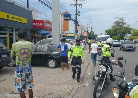 40 motoristas são multados em estacionamento proibido de Manaus