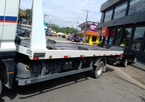 Carros são removidos por estacionarem de forma irregular em ruas de Manaus 