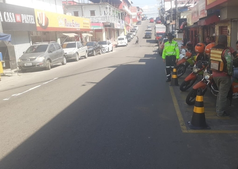  Sinalizações irregulares de trânsito em avenidas de Manaus são retiradas