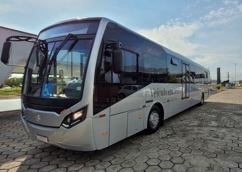 Novo modelo de ônibus com capacidade para 100 pessoas está sendo testado em Manaus