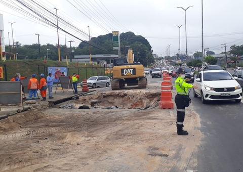 Trânsito é desviado na Torquato Tapajós após buraco se abrir em pista
