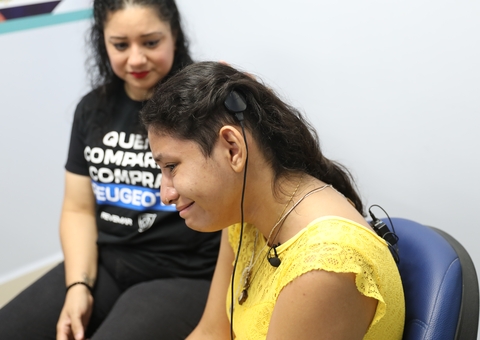 Ouvido biônico: Pacientes se emocionam ao ouvirem pela 1ª vez após cirurgia ofertada em hospital de Manaus