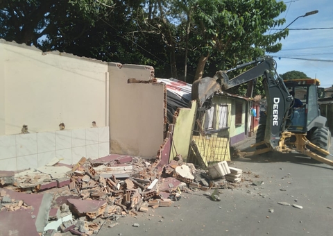 Boxes irregulares em calçada de escola são demolidos em Manaus