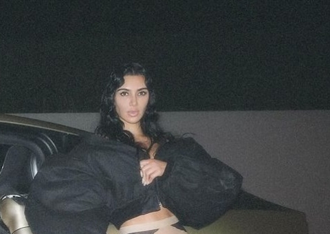 Kim Kardashian sensualiza com seu robô da Tesla, adquirido por R$ 170 mil