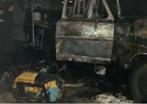 Incêndio em caminhonete dentro de garagem causa pânico em Manaus