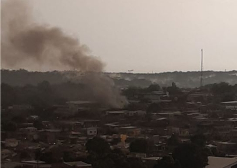 Incêndio em ferro velho desespera moradores em Manaus