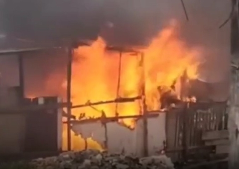 Casa pega fogo e idosa cadeirante perde tudo na Praça 14