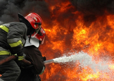 Mulher será indenizada após ter casa destruída em incêndio por oscilação de energia