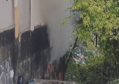 Incêndio em loja de tinta apavora populares e ameaça supermercado em Manaus