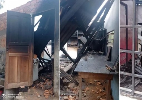 Homem incendeia casa de mulher após briga e ainda ameaçou atear fogo nela