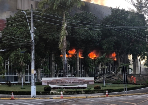 Tribunal de Justiça pega fogo no Ceará; Mais de 50 bombeiros estão no local
