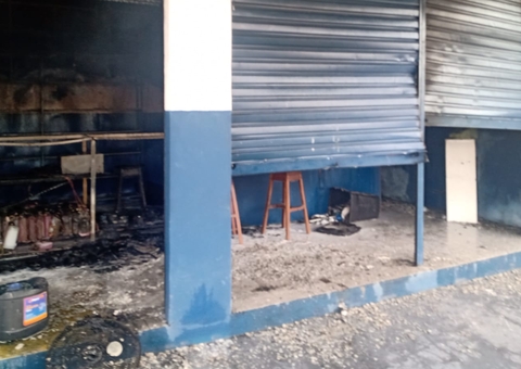 Oficina mecânica fica destruída após incêndio, em Manaus