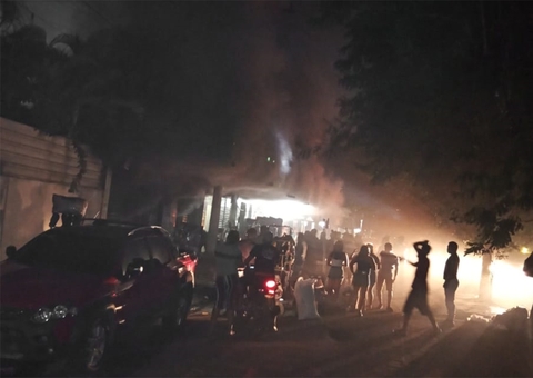 Pânico: moradores lutam por 8h para apagar incêndio em loja no Amazonas