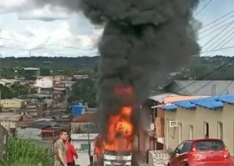 Micro-ônibus alternativo é consumido por chamas em avenida de Manaus