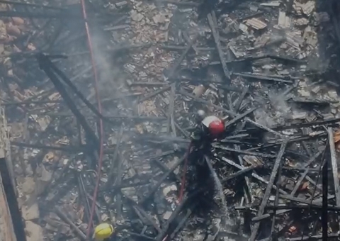 Seis kitnets são destruídas durante incêndio no Morro da Liberdade; vídeo