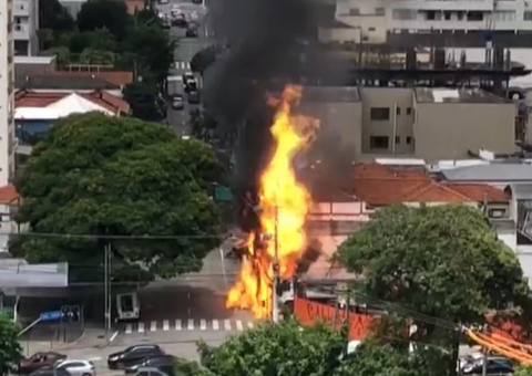 Escavadeira atinge tubulação de gás e causa incêndio de grandes proporções