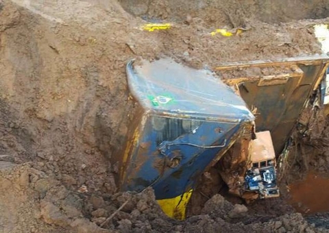 Bombeiros encontram locomotiva usada pela Vale em Brumadinho