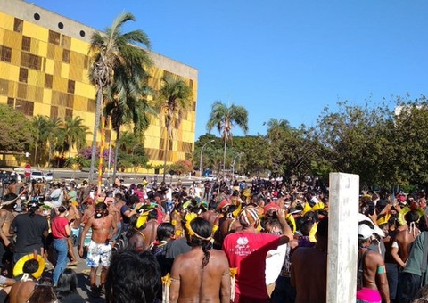 Após confronto, indígenas voltam a protestar em Brasília 