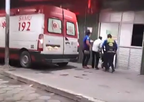 Vídeo mostra populares carregando industriário esfaqueado até hospital em Manaus