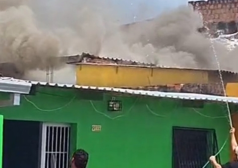 Vídeo mostra casa sendo destruída por incêndio no Mutirão 