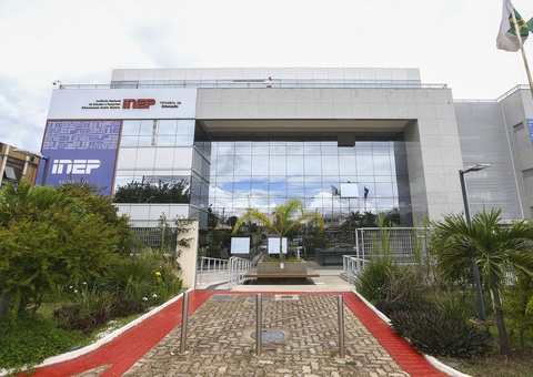 Servidores do Inep fazem ato por melhoria na carreira às vésperas do Enem 2023