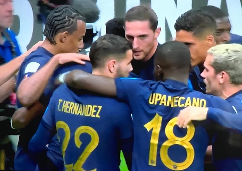 Surto de gripe estende-se na França e atinge dupla de zaga Konaté e Varane