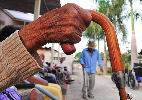 Bolsonaro veta suspensão da prova de vida de beneficiários do INSS durante pandemia