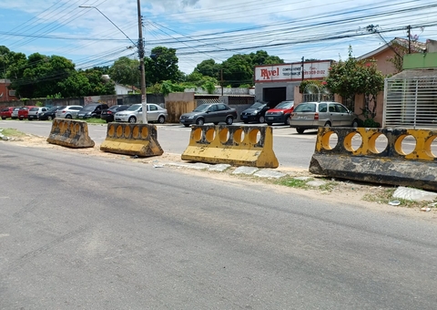 Avenida em Manaus recebe divisores após veículos danificarem canteiro central